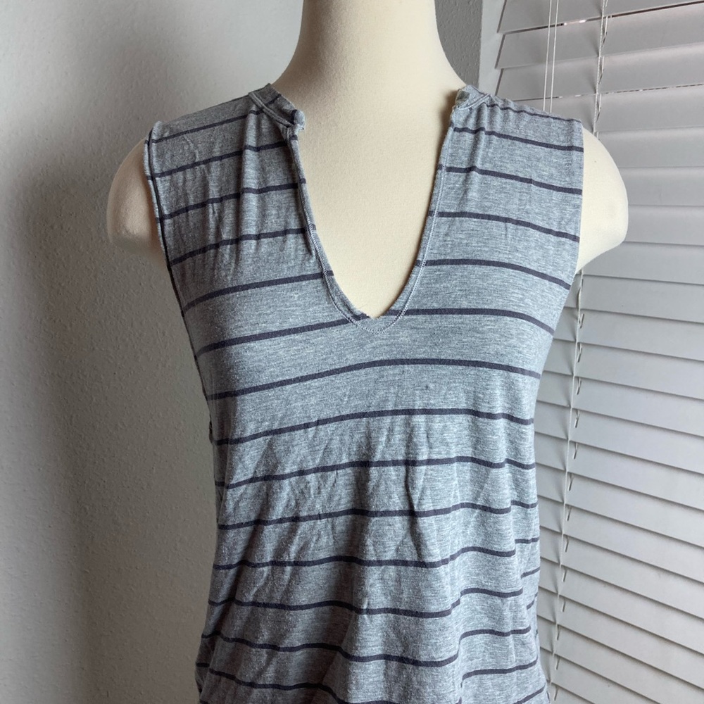 Lululemon Gray and Black Striped Tank Top Womesn Size 8 Loose Fit Work Out